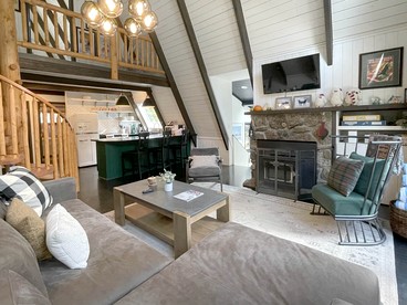 Luxury A-Frame with Hot Tub for Dreamy Vacations in Colorado - Blue River, Colorado - glamping.directory