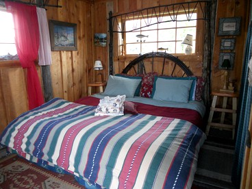Rustic Cabin Rental with River Views for Group Getaway near Sun Valley, Idaho - Ketchum, Idaho - glamping.directory
