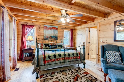 Secluded Creekside Cabin Rental near Mt. Mitchell in Western North Carolina - Black Mountain, North Carolina - glamping.directory