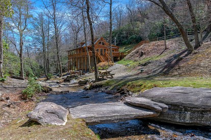 Secluded Creekside Cabin Rental near Mt. Mitchell in Western North Carolina - Black Mountain, North Carolina - glamping.directory