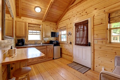 Cozy Cabin Perfect for a Romantic Escape with BBQ in Dayton, Wyoming - Dayton, Wyoming - glamping.directory