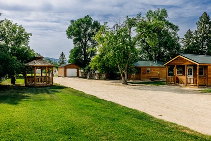 Cozy Cabin Perfect for a Romantic Escape with BBQ in Dayton, Wyoming - Dayton, Wyoming - glamping.directory