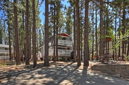 Tranquil Cabin with Barbecue and Beautiful Outdoor Living Space in Big Bear Lake, California - Big Bear, California - glamping.directory