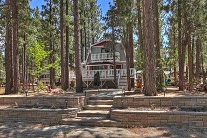 Tranquil Cabin with Barbecue and Beautiful Outdoor Living Space in Big Bear Lake, California - Big Bear, California - glamping.directory
