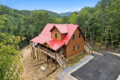 Secluded Serenity: Unwind in a 5-Bedroom Luxury Cabin with Hot Tub on Thunder Mountain, Tennessee - Sevierville, Tennessee - glamping.directory