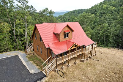 Secluded Serenity: Unwind in a 5-Bedroom Luxury Cabin with Hot Tub on Thunder Mountain, Tennessee - Sevierville, Tennessee - glamping.directory