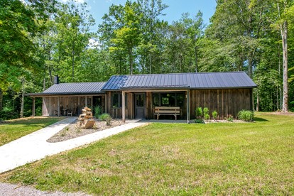 Luxurious Vintage-Inspired Cottage with Sauna for a Fantastic Family Retreat near Madison, Ohio - Madison, Ohio - glamping.directory