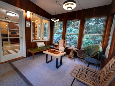 Luxurious Vintage-Inspired Cottage with Sauna for a Fantastic Family Retreat near Madison, Ohio - glamping.directory