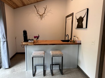 Luxurious Vintage-Inspired Cottage with Sauna for a Fantastic Family Retreat near Madison, Ohio - Madison, Ohio - glamping.directory