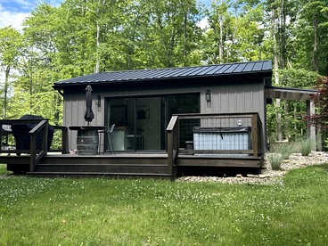 Luxurious Vintage-Inspired Cottage with Sauna for a Fantastic Family Retreat near Madison, Ohio - Madison, Ohio - glamping.directory