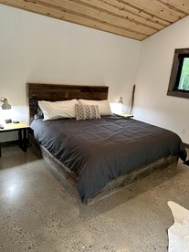 Luxurious Vintage-Inspired Cottage with Sauna for a Fantastic Family Retreat near Madison, Ohio - Madison, Ohio - glamping.directory