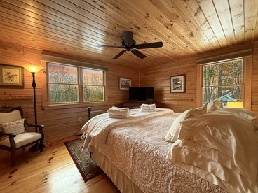 Cozy Log Cabin Retreat with Mountain Views in Bridgton, Maine - Bridgton, Maine - glamping.directory