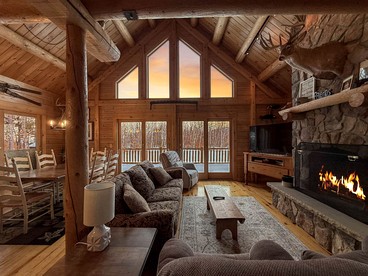 Cozy Log Cabin Retreat with Mountain Views in Bridgton, Maine - Bridgton, Maine - glamping.directory