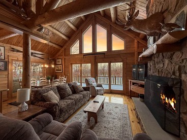 Cozy Log Cabin Retreat with Mountain Views in Bridgton, Maine - Bridgton, Maine - glamping.directory