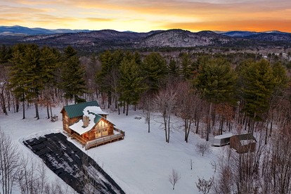 Cozy Log Cabin Retreat with Mountain Views in Bridgton, Maine - Bridgton, Maine - glamping.directory