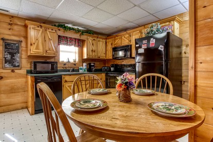 Breathtaking Cabin with Hot-Tub, Foosball Table and Outdoor Pool in Pigeon Forge, Tennessee - Pigeon Forge, Tennessee - glamping.directory