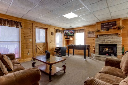 Breathtaking Cabin with Hot-Tub, Foosball Table and Outdoor Pool in Pigeon Forge, Tennessee - Pigeon Forge, Tennessee - glamping.directory