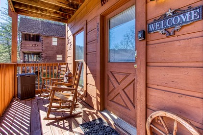 Breathtaking Cabin with Hot-Tub, Foosball Table and Outdoor Pool in Pigeon Forge, Tennessee - Pigeon Forge, Tennessee - glamping.directory