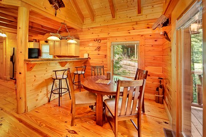 Cozy Gatlinburg Cabin Getaway Perfect for a Vacation in Tennessee - Gatlinburg, Tennessee - glamping.directory