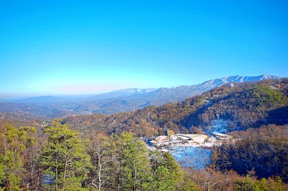 Cozy Gatlinburg Cabin Getaway Perfect for a Vacation in Tennessee - Gatlinburg, Tennessee - glamping.directory