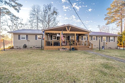 Ultimate Lakefront Cabin with Outdoor Pool in Georgia - Eatonton, Georgia - glamping.directory
