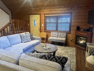 Beautiful Comfy Cabin Perfect for Families with Spa in Arkansas - Eureka Springs, Arkansas - glamping.directory