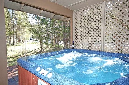 Stunning Cozy Cottage with Hot-tub in South Lake Tahoe, California - South Lake Tahoe, California - glamping.directory