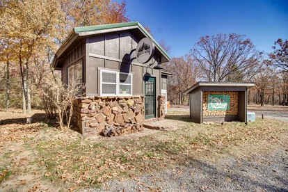 Serene Woodland Studio Retreat with Outdoor Amenities, Near Fishing, Hiking & Gentry, AR - Gentry, Arkansas - glamping.directory