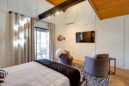 Serene Woodland Studio Retreat with Outdoor Amenities, Near Fishing, Hiking & Gentry, AR - Gentry, Arkansas - glamping.directory