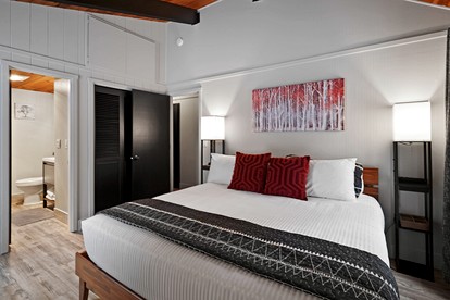 Intimate Modern Cabin Great for a Relaxing Experience in Oregon - Sunriver, Oregon - glamping.directory