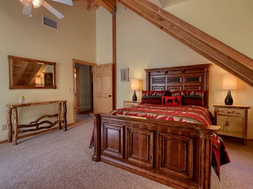 Exceptionally Spacious Log Cabin for Groups in Mariposa, California - Mariposa, California - glamping.directory