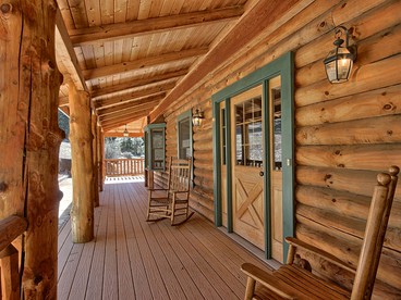 Exceptionally Spacious Log Cabin for Groups in Mariposa, California - Mariposa, California - glamping.directory