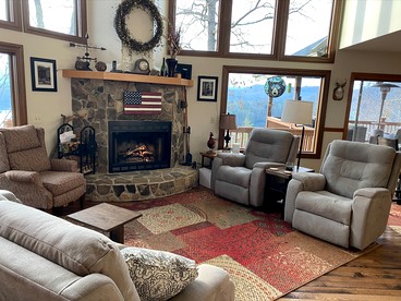 Amazing Cottage with Fire Pit and Hot-tub in Lake Santeetlah, North Carolina - Lake Santeetlah, North Carolina - glamping.directory