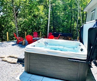 Amazing Cottage with Fire Pit and Hot-tub in Lake Santeetlah, North Carolina - Lake Santeetlah, North Carolina - glamping.directory