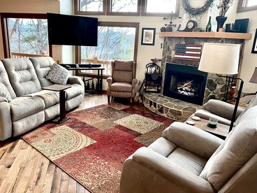 Amazing Cottage with Fire Pit and Hot-tub in Lake Santeetlah, North Carolina - Lake Santeetlah, North Carolina - glamping.directory
