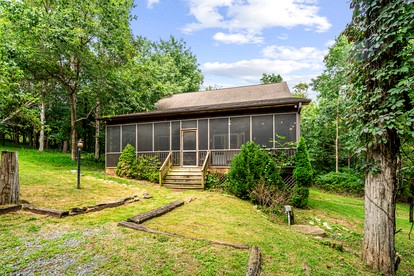 Resplendent Cabin Haven near Shenandoah River in Virginia - Luray, Virginia - glamping.directory