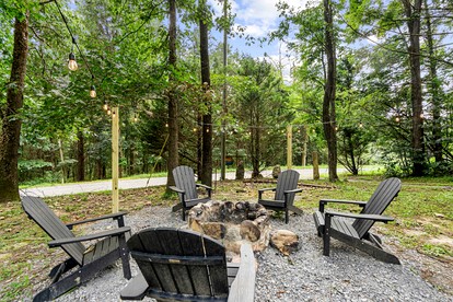 Resplendent Cabin Haven near Shenandoah River in Virginia - Luray, Virginia - glamping.directory