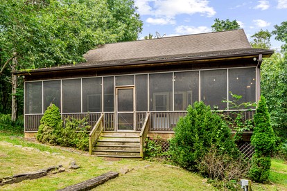 Resplendent Cabin Haven near Shenandoah River in Virginia - glamping.directory
