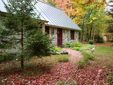 Charming Secluded Cottage with Fairy Tale Woodlands in Vermont's Green Mountains - Stowe, Vermont - glamping.directory