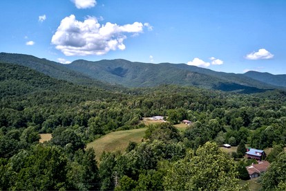 Appalachian Adventure in this Tiny Cabin near Hiawassee, Ideal for Couples' Glamping - Hayesville, North Carolina - glamping.directory