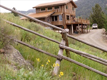 Incredible Log Cabin with Spectacular Views of Yellowstone in Montana - Jardine, Montana - glamping.directory