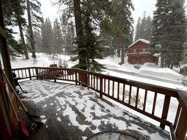 Spacious Cabin Rental with a Cozy Fireplace Ideal for Lake Tahoe Family Vacations - Truckee, California - glamping.directory