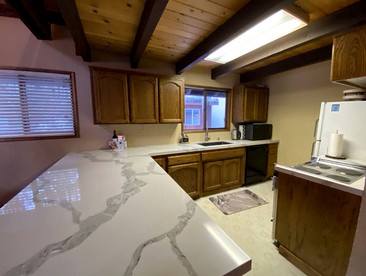 Spacious Cabin Rental with a Cozy Fireplace Ideal for Lake Tahoe Family Vacations - Truckee, California - glamping.directory