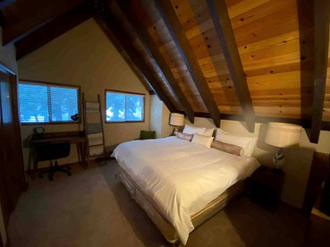 Spacious Cabin Rental with a Cozy Fireplace Ideal for Lake Tahoe Family Vacations - Truckee, California - glamping.directory