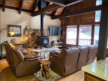 Spacious Cabin Rental with a Cozy Fireplace Ideal for Lake Tahoe Family Vacations - Truckee, California - glamping.directory
