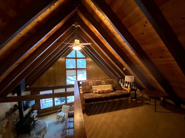 Spacious Cabin Rental with a Cozy Fireplace Ideal for Lake Tahoe Family Vacations - Truckee, California - glamping.directory
