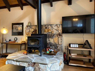 Spacious Cabin Rental with a Cozy Fireplace Ideal for Lake Tahoe Family Vacations - Truckee, California - glamping.directory