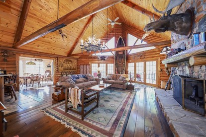 Secluded Lakeside Lodge with Private 5-Acre Fishing Lake and Hot Tub Near Lake Barkley, Kentucky - Kuttawa, Kentucky - glamping.directory