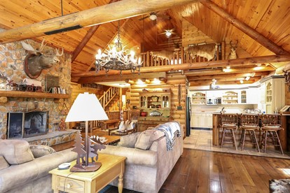 Secluded Lakeside Lodge with Private 5-Acre Fishing Lake and Hot Tub Near Lake Barkley, Kentucky - Kuttawa, Kentucky - glamping.directory