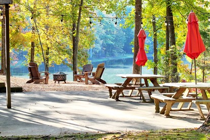 Secluded Lakeside Lodge with Private 5-Acre Fishing Lake and Hot Tub Near Lake Barkley, Kentucky - Kuttawa, Kentucky - glamping.directory